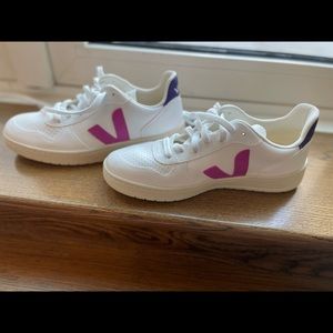 New VEJA V-10 Tricolor Recycled Low-Top Sneakers - Size US 7/Eur 38